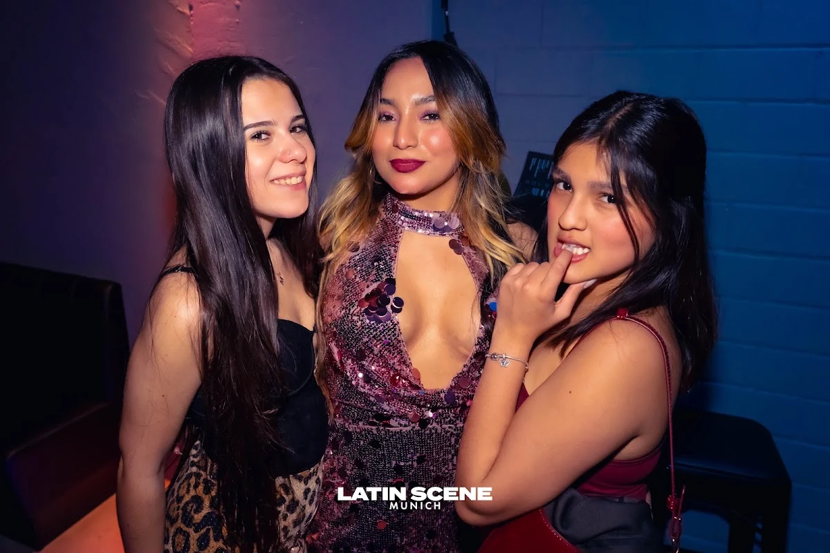 Drei Freundinnen feiern Año Nuevo Latino