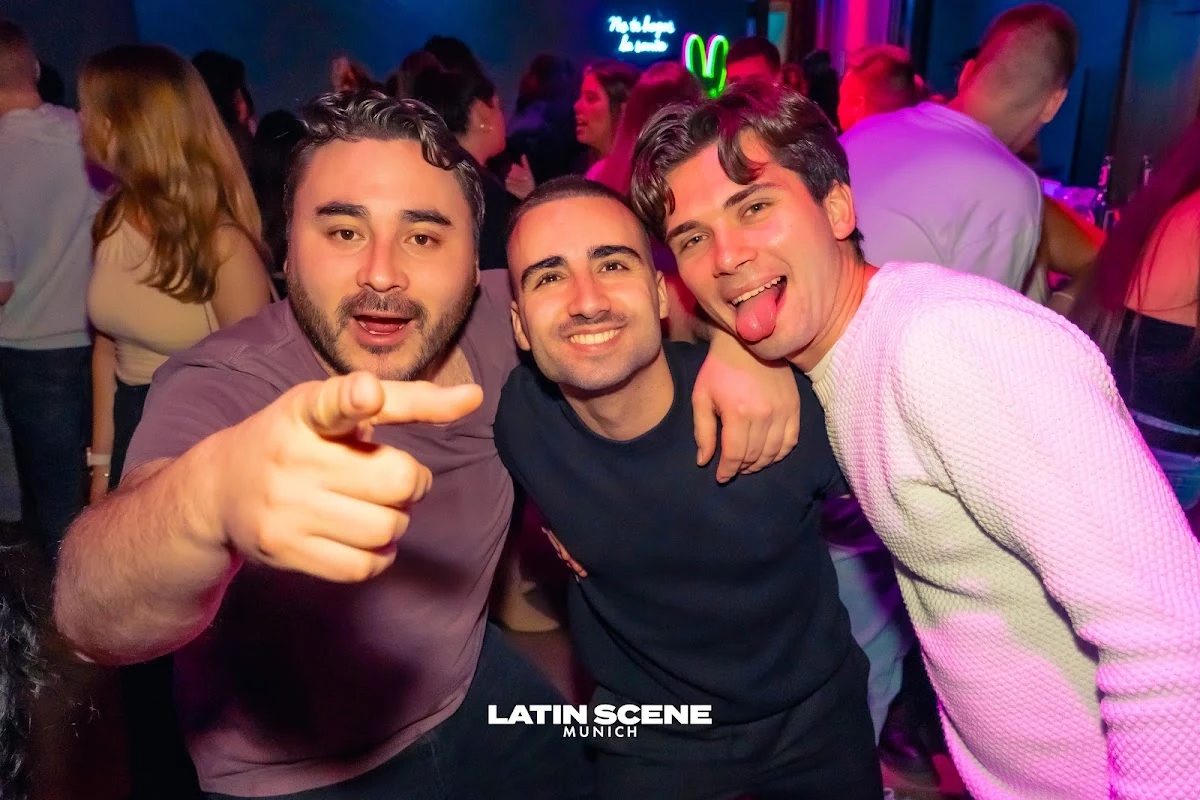 Drei Freunde feiern bei Fiesta Latina