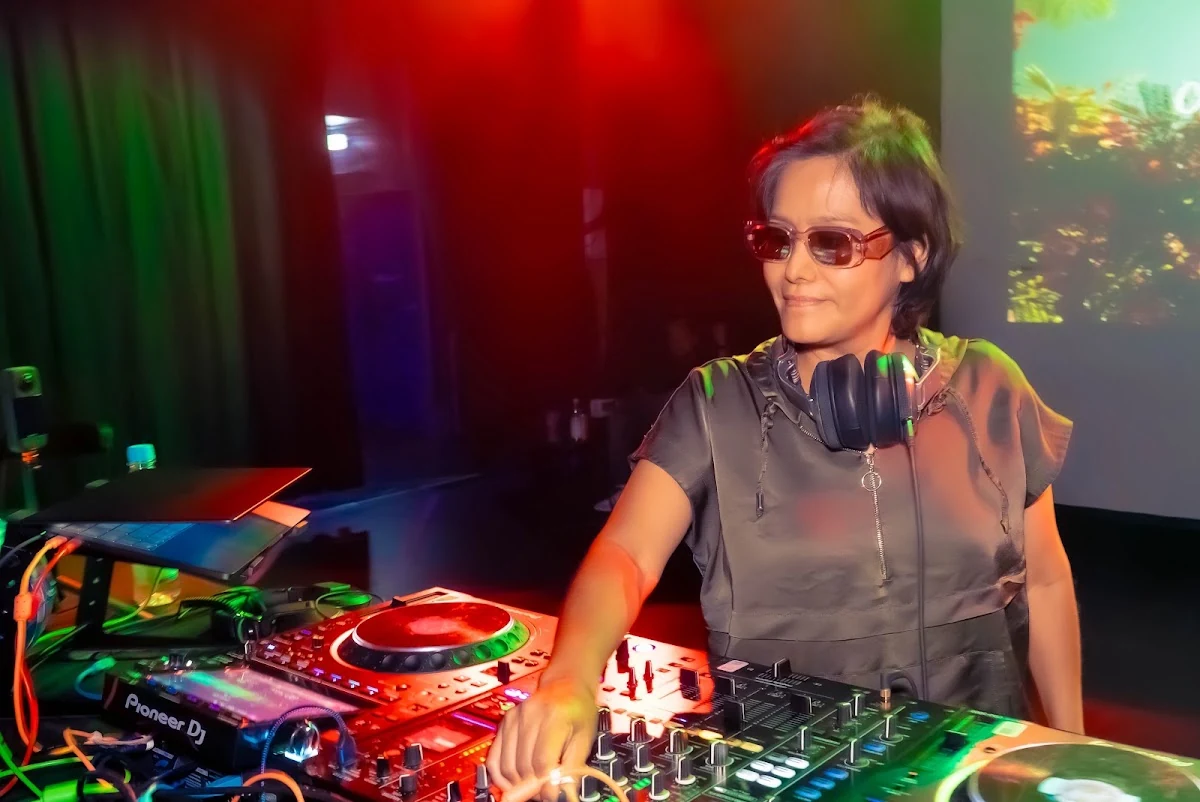 DJ am Pult bei einer Latin Scene Nacht im Backstage