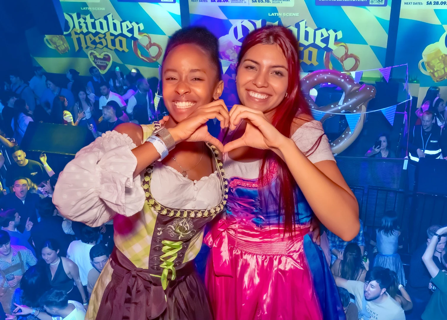 Zwei Frauen feiern bei der Oktoberfiesta